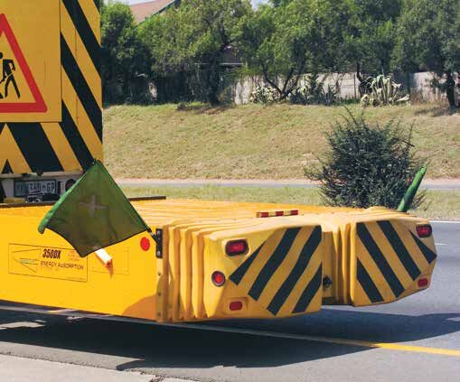 Atenuador de impacto montado na traseira de um camião