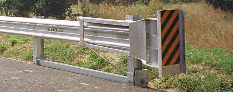 Guarda de segurança Armco com terminal, instalada na berma de uma estrada