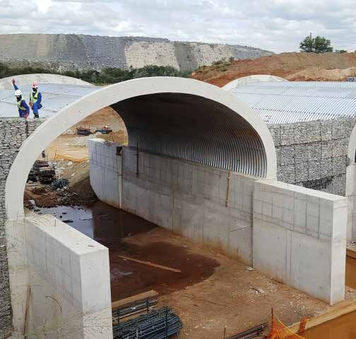 Passagem inferior em aço ondulado durante a construção